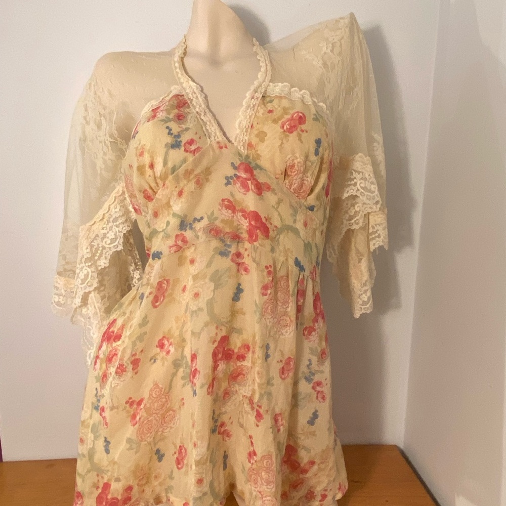 Vintage boho flower print blouse.